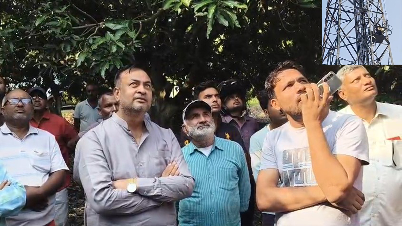 Kushinagar Me Tower Pe Chadha Vyakti