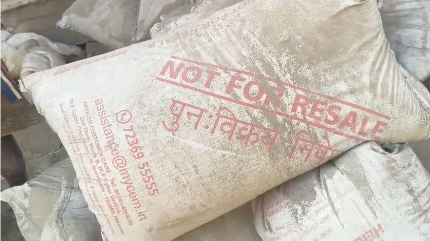 Kushinagar में घटिया सड़क निर्माण का मामला: मानक के विपरीत सीमेंट से ढलाई, नगरपालिका प्रशासन पर उठे सवाल Kushinagar Sadak Nirmaan Me Manak Ke Viprit Cement Upyog Me