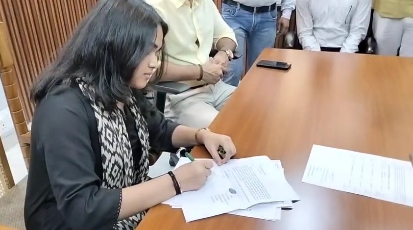 Shamli में मिशन शक्ति के तहत 21 बेटियों को प्रशासनिक पद सौंपे गए, बनी प्रेरणा का उदाहरण Logo Samasya Sunti Ek Din Ki DM Shamli