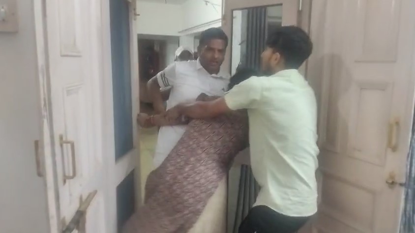 Bijnor में महिला उत्पीड़न का वीडियो वायरल, मिशन शक्ति अभियान पर उठे सवाल Mahila Ke Sath Abhadrata Karta Devar (Bijnor)