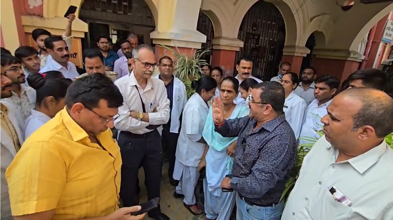 Muzaffarnagar CMs Office Ke Bahar Dharna Dete Huye Nursing Staff