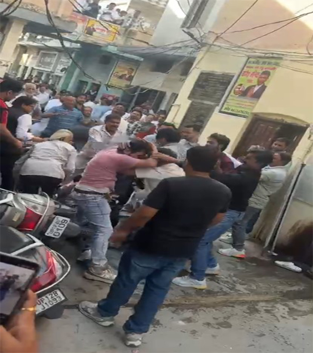 Muzaffarnagar Court Ke Bahar Ladte Huye Dono Paksh