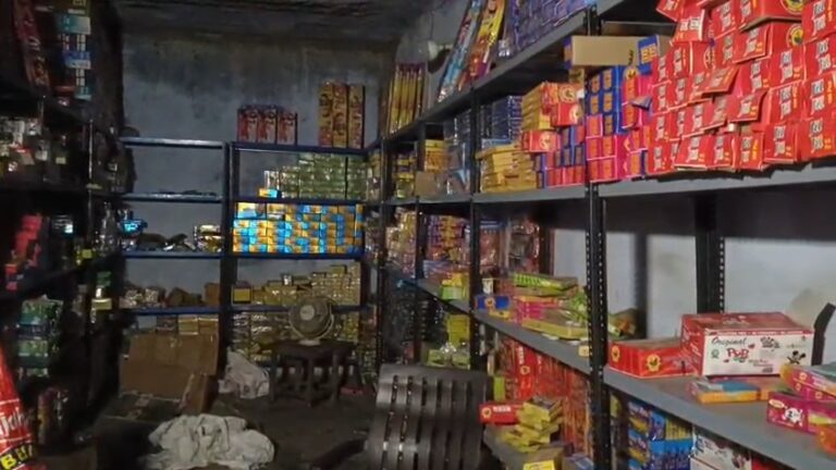 Muzaffarnagar Me Patakho Par Laga Ban