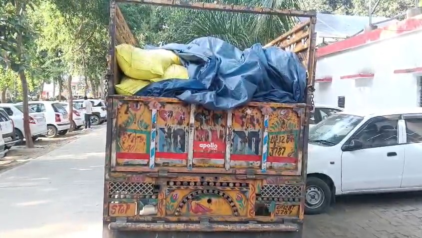 Muzaffarnagar Police Dwara Pakda Gaya Avaidh Urea