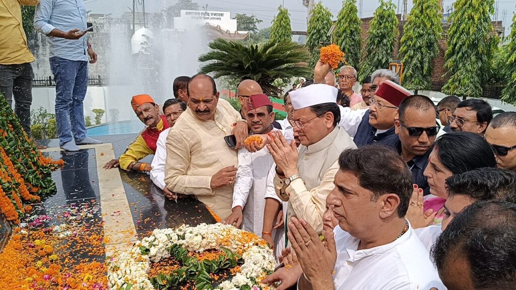 Muzaffarnagar से उत्तराखंड में लैंड जिहाद पर धामी का सख्त संदेश, अब तक 9000 एकड़ जमीन मुक्त Muzaffarngar Rampur Tiraahe Golikand Ke Shaheedo Ko Pushpanjali Dete Cm Pushkar Singh Dhami