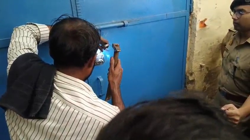 Patakha Godaam Pe Chaapemari Karti Police