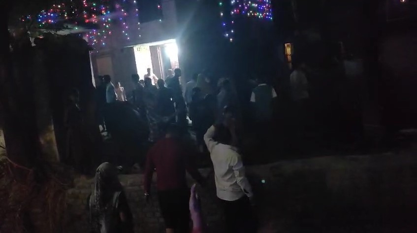 Bijnor में पटाखे फोड़ने से मना करने पर मचा बवाल: दबंगों ने परिवार पर बोला हमला, वीडियो वायरल Patakho Ko Lekar Vivad Chale Lathi Dande (Bijnor)