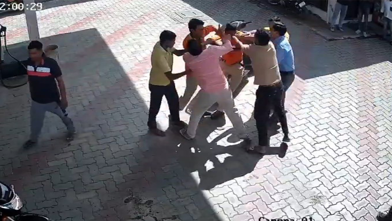 Petrol Pump Karmi Se Maar Peet Karte Dabang (Bijnor)