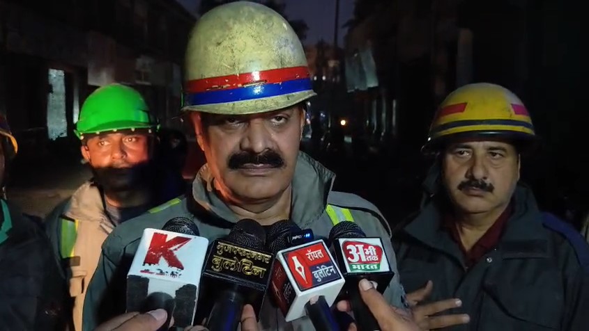 Muzaffarnagar में भीषण आग: भरे बाजार में तीन दुकानों में लगी लपटें, डेढ़ दर्जन सिलेंडर बरामद — बड़ा हादसा टला RK Yadav (Fire Officer - Muzaffarnagar)