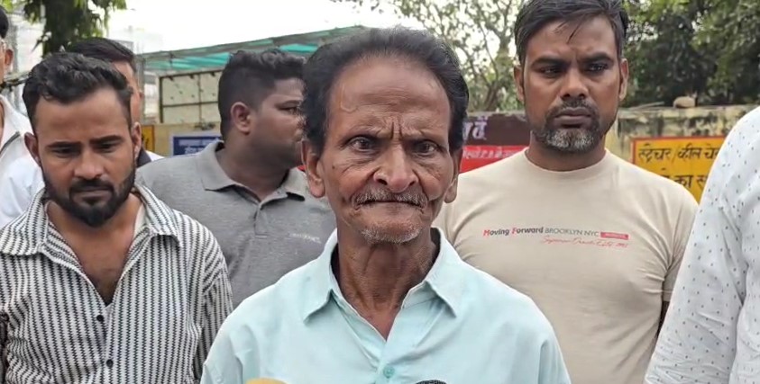 Bulandshahr में युवक की निर्मम हत्या: चचेरी बहन को भगाने के आरोप में युवक को चाकू से गोदा, मौत से गांव में सनसनी Rahees Mritak Ke Pita (Bulandshahr)