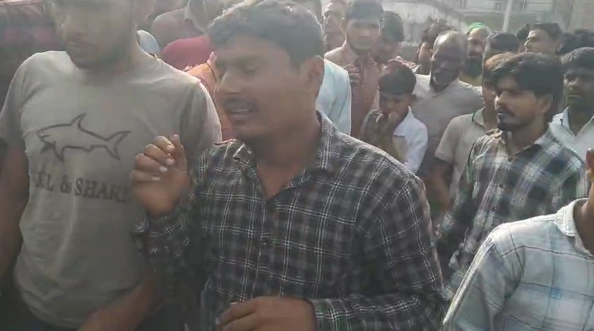 Sambhal में शोक की लहर: तीन दिन से लापता पांच वर्षीय आयुष का शव तालाब में मिला, पूरे गांव में मातम Rote Bilakhte Ayush Ke Parijan (Sambhal)