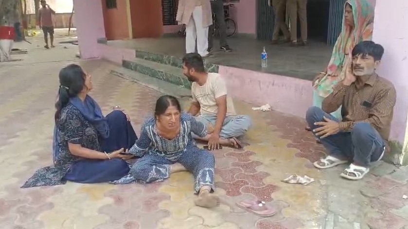 Muzaffarnagar में भीषण सड़क हादसा: अर्थी विसर्जन जा रहे परिवार की कार ट्रक से टकराई, छह की मौत Rotey - Bilakhte Mritako Ke Parijan