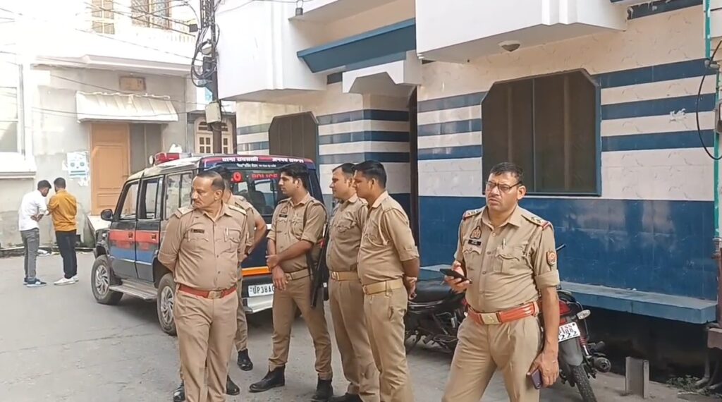 Sambhal MP Ziaurrehman Ke Ghar Ke Bahar Police 