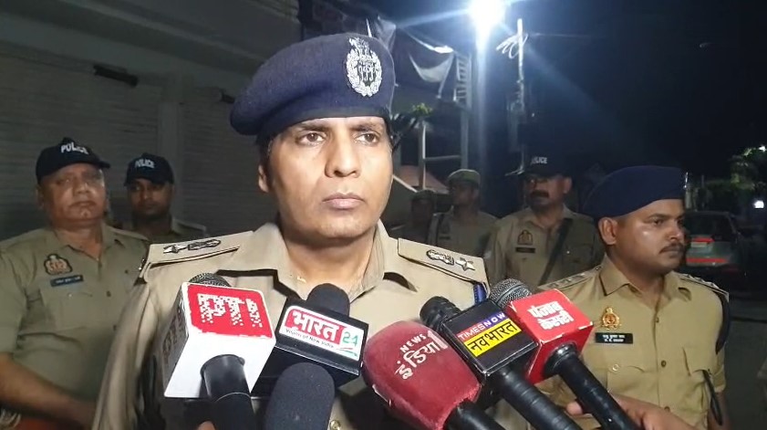 Muzaffarnagar : सड़क पर युवती को लेकर खूनी संघर्ष, चाकूबाजी में 1 की मौत, 1 गंभीर घायल Sanjay Kumar Verma SSP Muzaffarnagar