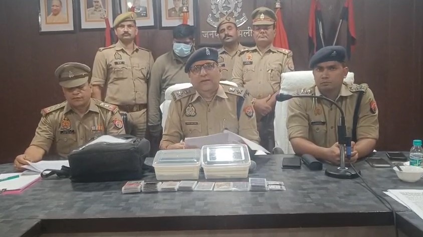 Shamli पुलिस ने लिपबाम और फेविकोल से एटीएम ठगी करने वाले गिरोह के सरगना को किया गिरफ्तार Santosh Kumar ASP Shamli
