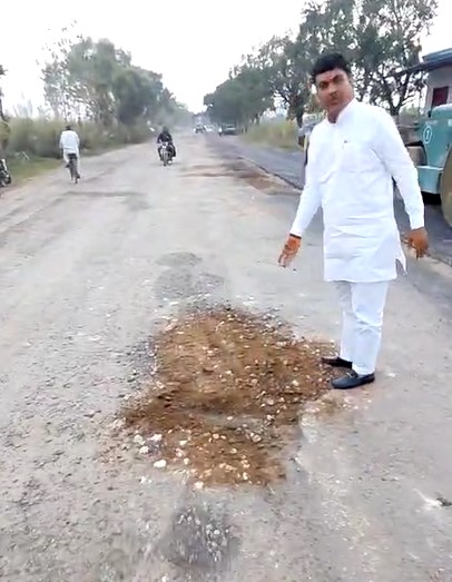 Hapur में घटिया सड़क निर्माण पर भड़के गढ़ विधायक हरेंद्र तेवतिया, बोले– जनता के पैसे से खिलवाड़ बर्दाश्त नहीं MLA Harendra Tewatiya Garhmukteshwar (Hapur)