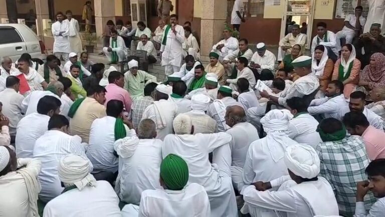 Shamli Collectorate Me Dharne Par Baithe Kisaan