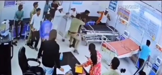 Shamli Jila Asptaal Me Police Ke Saamne Marijo Par Hamla