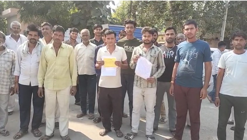 Shamli Kotwali Thaane Me Tahrir Dete Kashyap Samaj Ke Log