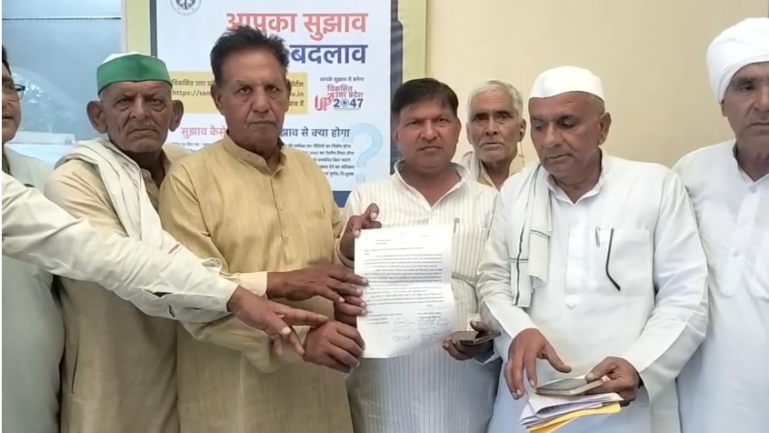 Shamli Me Ganna Bhav Badhane Ko Lekar Collectorate Me Gyapan Dene Pahunche Kisaan