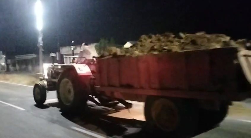 Shamli Me Raat Me Chal Raha Avaidh Mitti Khanan