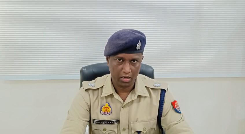 Bulandshahr में सरेराह महिला पर चाकू से हमला, घटना का लाइव वीडियो वायरल Shankar Prasad SP City Bulandshahr