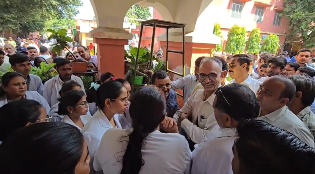 Staff Ko Samjhate Huye Sanjay Verma CMS Muzaffarnagar