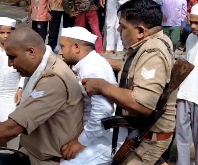 Baghpat : युवक के धर्मांतरण के दावे से मचा बवाल, पुलिस ने कहा अफवाह Sushil Sharma Ko Le Jaate Huye Baghpat Police