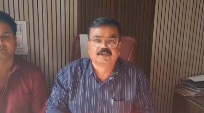 Kasganj में मंदिर के पुजारी पर तंत्र विद्या और मुर्गा बली देने का आरोप, गांव में हड़कंप Tantrik Puja Se Naraj Log (Kasganj)