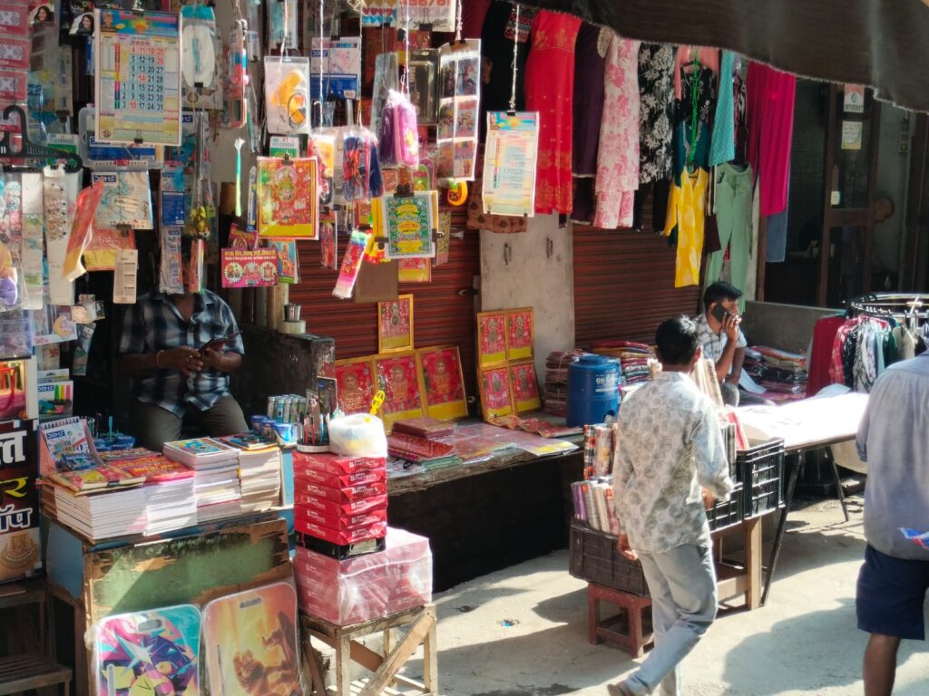 Shamli : दुकान के चबूतरे पर अवैध कब्जे का आरोप, दुकानदार ने जिलाधिकारी को शिकायत पत्र सौंपा Gandhi Chowk Bazar Shamli Ki Vivaadit Dukaan Ki Tasveer