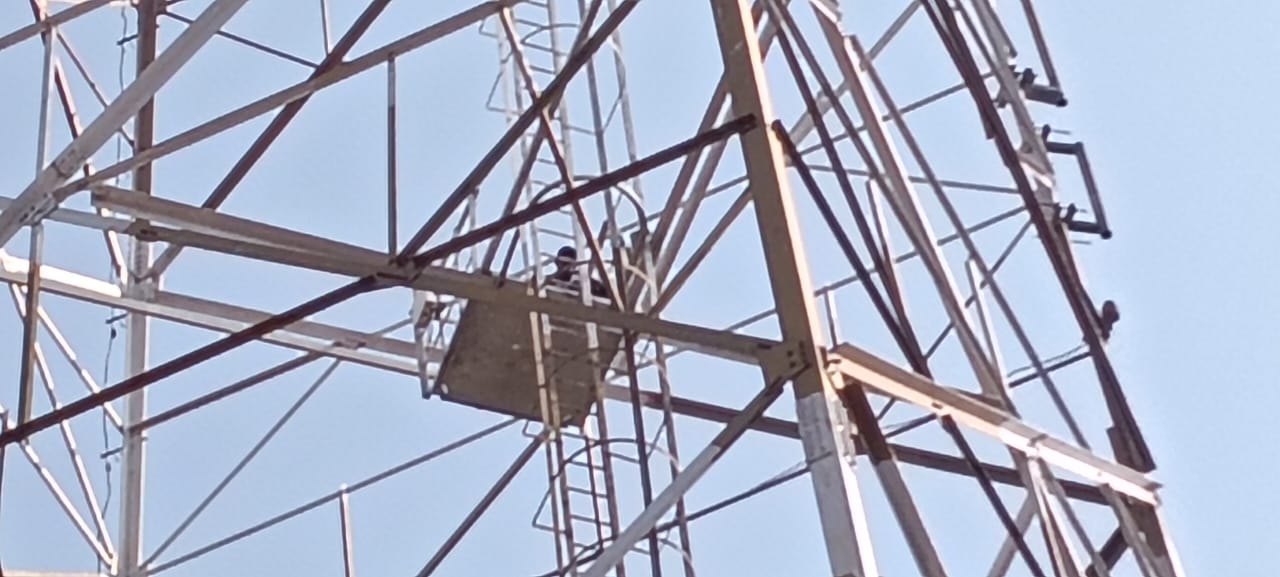 Muzaffarnagar Me tower Pe Chadha Yuvak