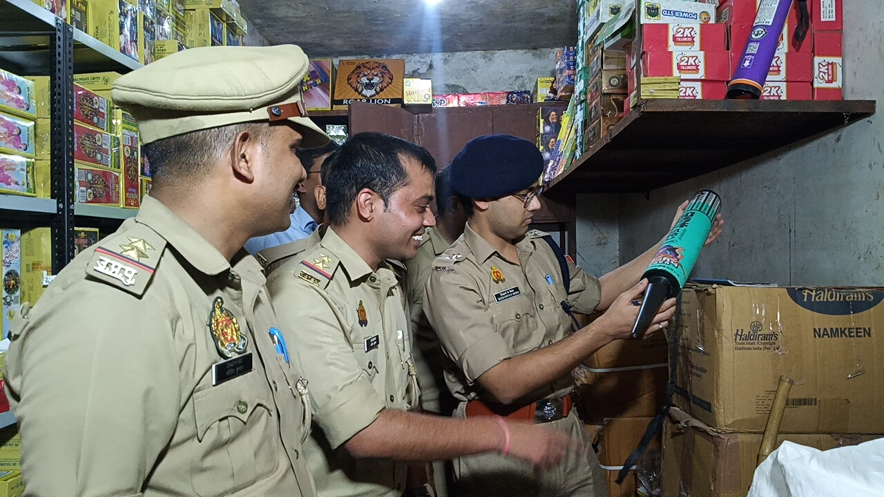 Muzaffarnaagar Me Police Ne Avaidh Patakha Dukaano Pe Chaapemari