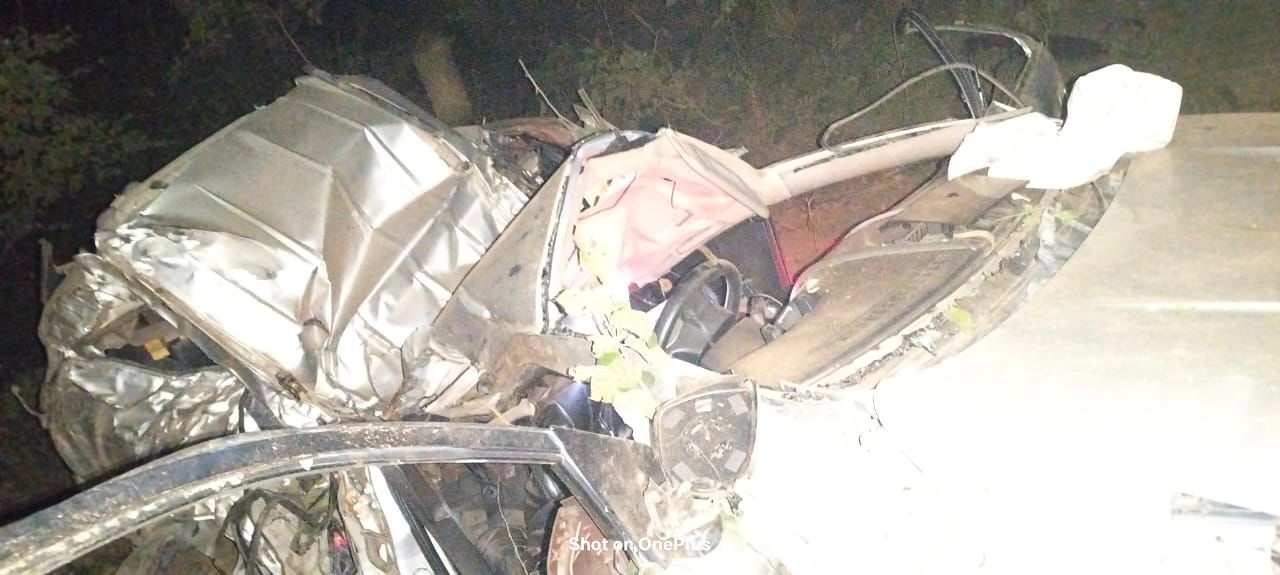 Bijnor Me Phir Sadak Haadsa Ped Se Takraayi Car