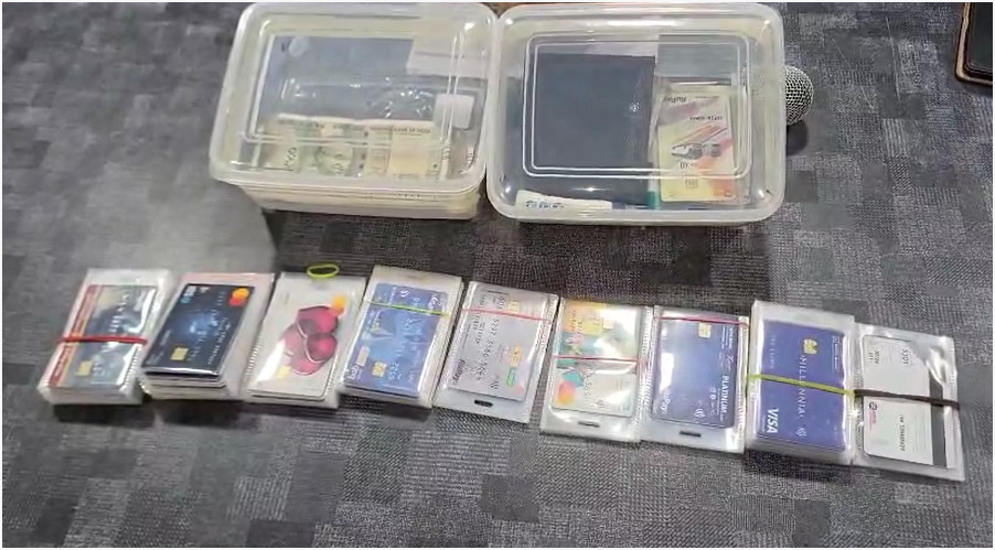 Shamli पुलिस ने लिपबाम और फेविकोल से एटीएम ठगी करने वाले गिरोह के सरगना को किया गिरफ्तार Aaropi Se Baramad ATM Card