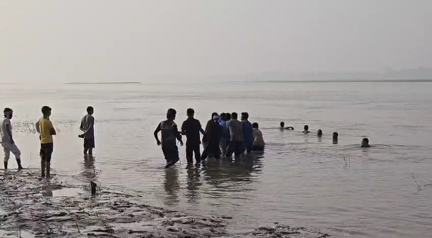 Ghazipur में दर्दनाक हादसा: गंगा में स्नान के दौरान तीन युवतियां डूबीं, चार को मल्लाह ने बचाया – रेस्क्यू जारी Yuvtiyio Ke Shav Bahar Nikalte Huye Gotakhor (Ghazipur)