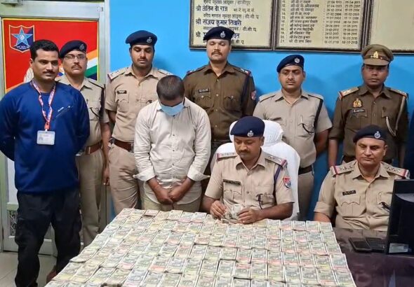 60 Lakh Cash Ke Sath Yuvak DDU Junction Se Giraftaar (Chandauli)