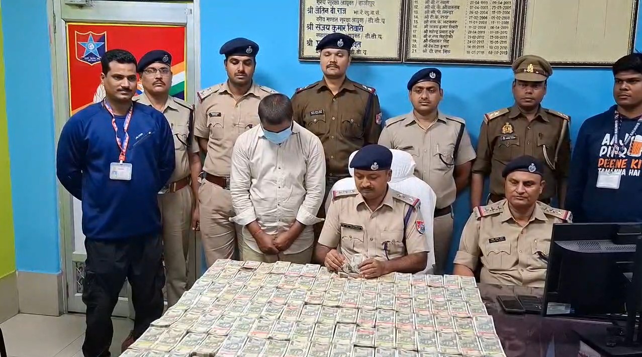 60 Lakh Cash Ke Sath Yuvak DDU Junction Se Giraftaar (Chandauli)