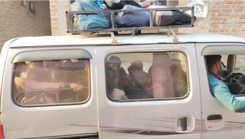 Bachho Ko Bhuse Ki Tarah Thus Kar Le Jaati Eco Van (Kasganj)