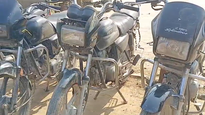 Bulandshahr में चोरी की बाइक के साथ दो शातिर चोर गिरफ्तार, तमंचा-कारतूस बरामद Baramad Ki Gayi Bike (Bulandshahr)