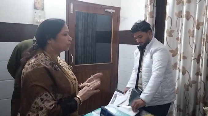 Bijnor Nursing Me Nirikshan Karti Sangeeta Jain