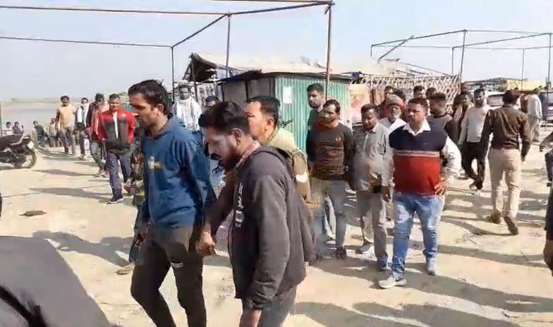 Hapur में सनसनी: 50 लाख के बीमा क्लेम के लिए प्लास्टिक पुतले का अंतिम संस्कार करने पहुंचे युवक, मौके पर फैली अफरा-तफरी Dono Aaropiyo Ko Le Jaaati Police (Hapur)