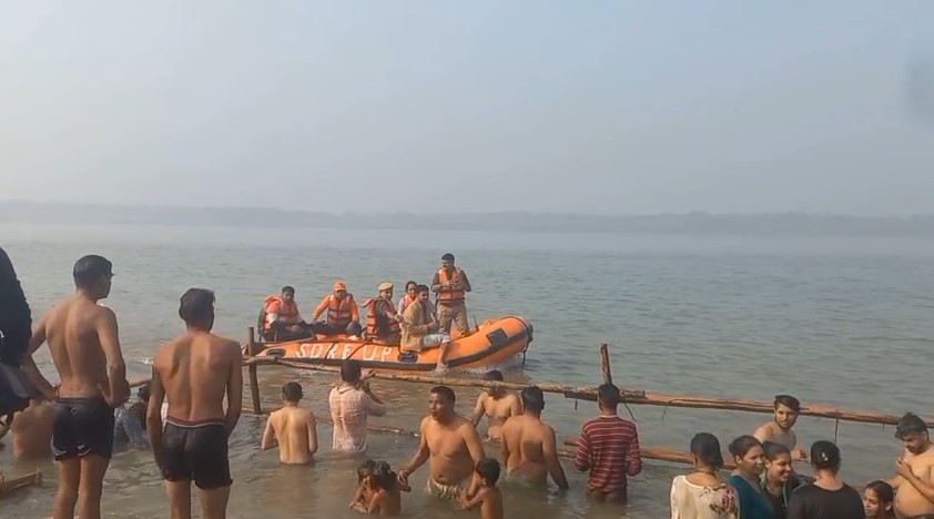 Bijnor बिजनौर में कार्तिक गंगा स्नान पर्व धूमधाम से मनाया गया Ganga Me Dubki Lagate Shradhhalu (Bijnor)