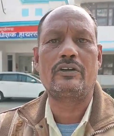 Hathras में पुलिस की दबंगई! घर में घुसकर महिलाओं–पुरुषों से मारपीट, DVR और मोबाइल ले गए सिपाही Haakim Singh Pidit Vyakti (Hathras)