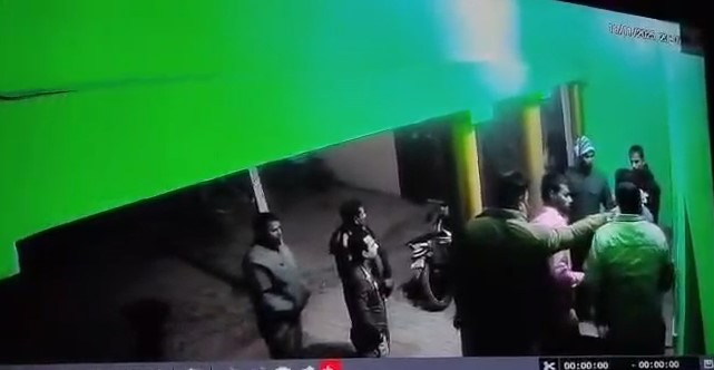 Hathras में पुलिस की दबंगई! घर में घुसकर महिलाओं–पुरुषों से मारपीट, DVR और मोबाइल ले गए सिपाही Hathras Police Ki Dabangayi CCTV Me Kaid