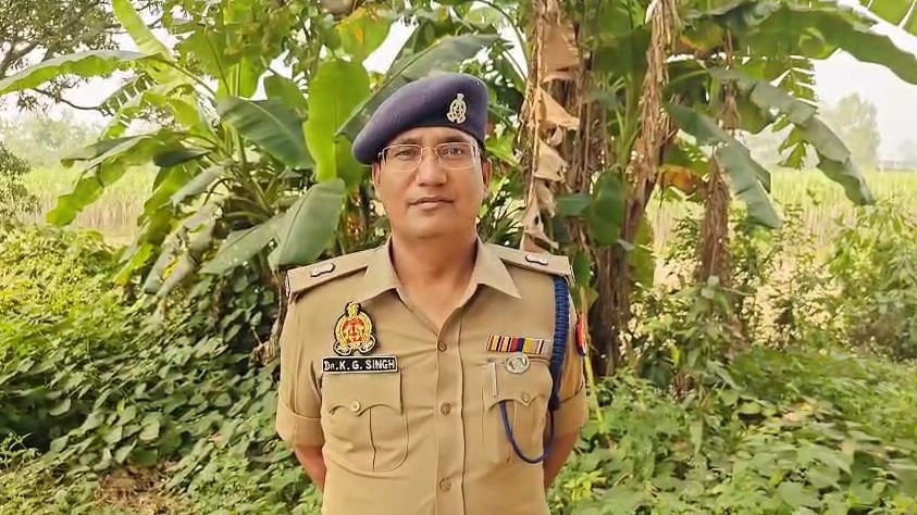 Bijnor में खेत के देव स्थल पर अवैध निर्माण को लेकर बवाल, पुलिस ने गिराया टीन शेड Krishna Gopal SP City (Bijnor)