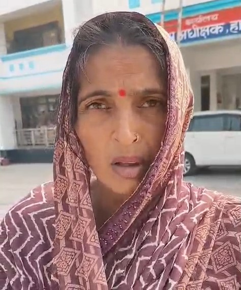 Hathras में पुलिस की दबंगई! घर में घुसकर महिलाओं–पुरुषों से मारपीट, DVR और मोबाइल ले गए सिपाही Mamta Pidit Mahila (Hathras)