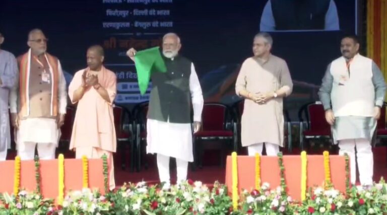 PM Modi Ne Di Vande Bharat Ko Hari Jhandi (Varansi)