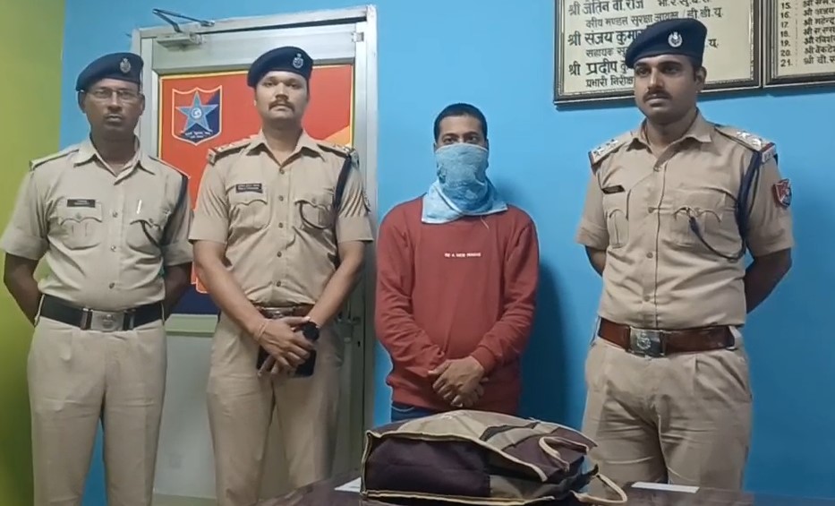 Chandauli में आरपीएफ–जीआरपी की संयुक्त कार्रवाई: डीडीयू जंक्शन पर 16 लाख कैश के साथ युवक गिरफ्तार DDU Junction Par Checking Me 16 Lakh Cash Baramad (Chandauli)