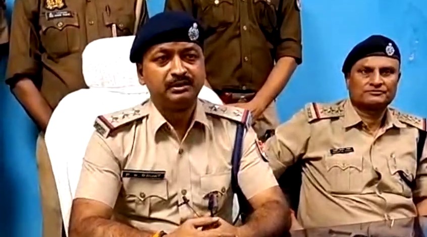 Chandauli डीडीयू जंक्शन पर बड़ी कार्रवाई: चेकिंग के दौरान युवक गिरफ्तार, बैग से मिले 60 लाख रुपए Pradeep Kumar Rawat RPF Inspector (Chandauli)