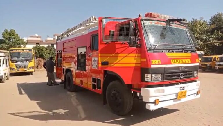 Principal Ke Ghar Lagi Aag Mauke Par Pahunche Damkalkarmi (Bijnor)